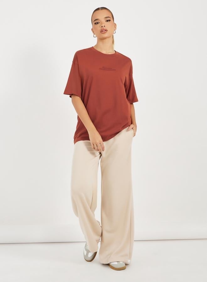 ستايلي تيشيرت فضفاض بتفاصيل كتابة مُطرّزة - Image 2